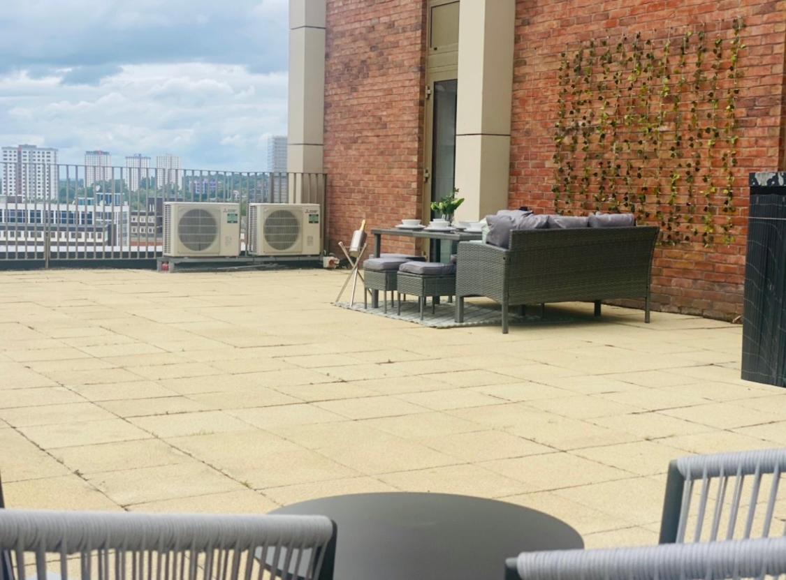 3 Bed Luxury Spacious With Pool * Manchester
